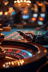 LuxeBet VIP Cashback Bonus Myanmar ကစားသမားများ Mobile APP ဖြင့် ဂိမ်းကစားနေသော မြင်ကွင်း